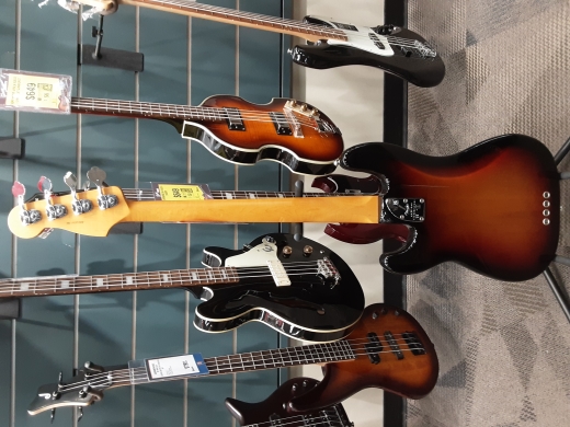 American Professional II Precision Bass, Rosewood Fingerboard - 3-Colour Sunburst 2